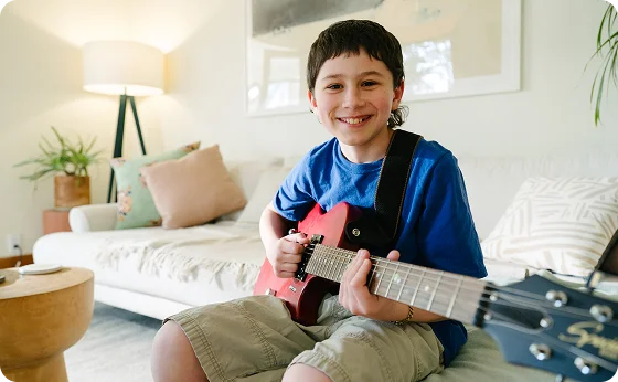 Un estudiante con su guitarra