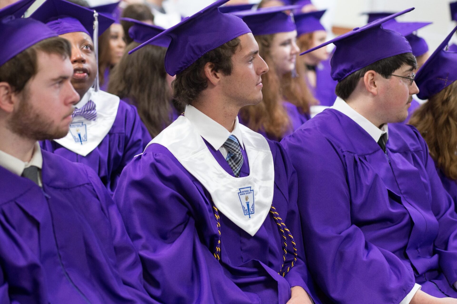 chicos en graduación