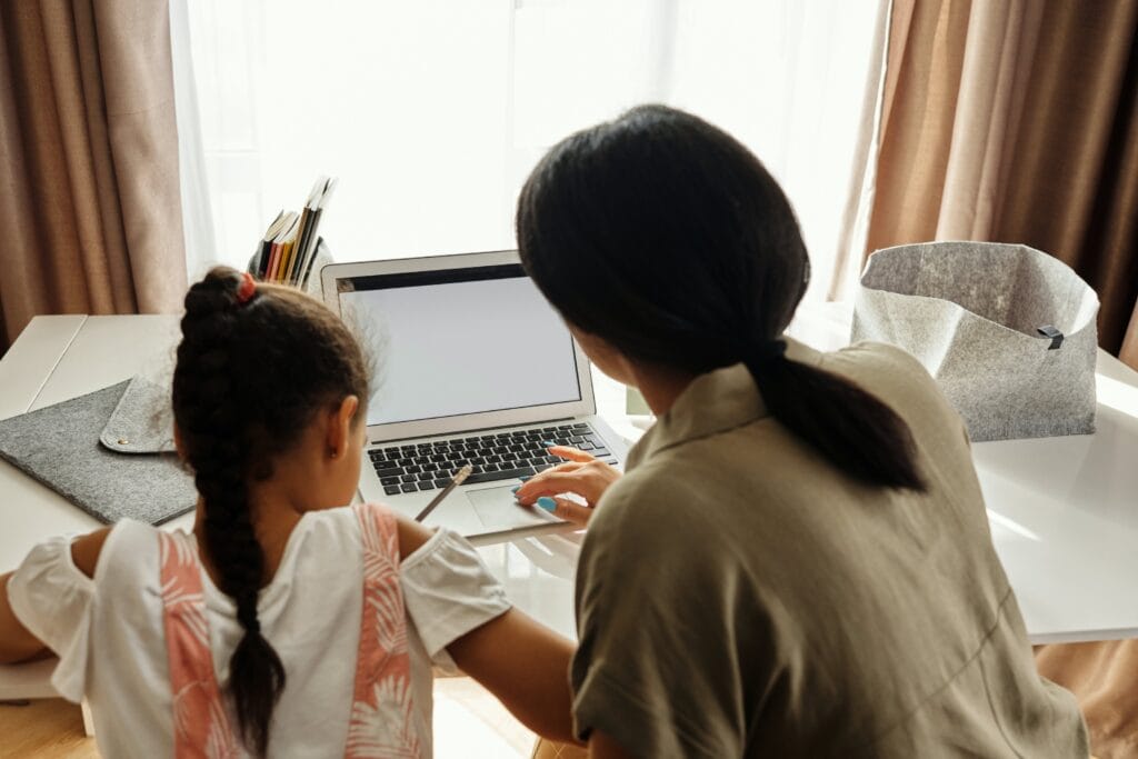 una niña y su madre haciendo los deberes