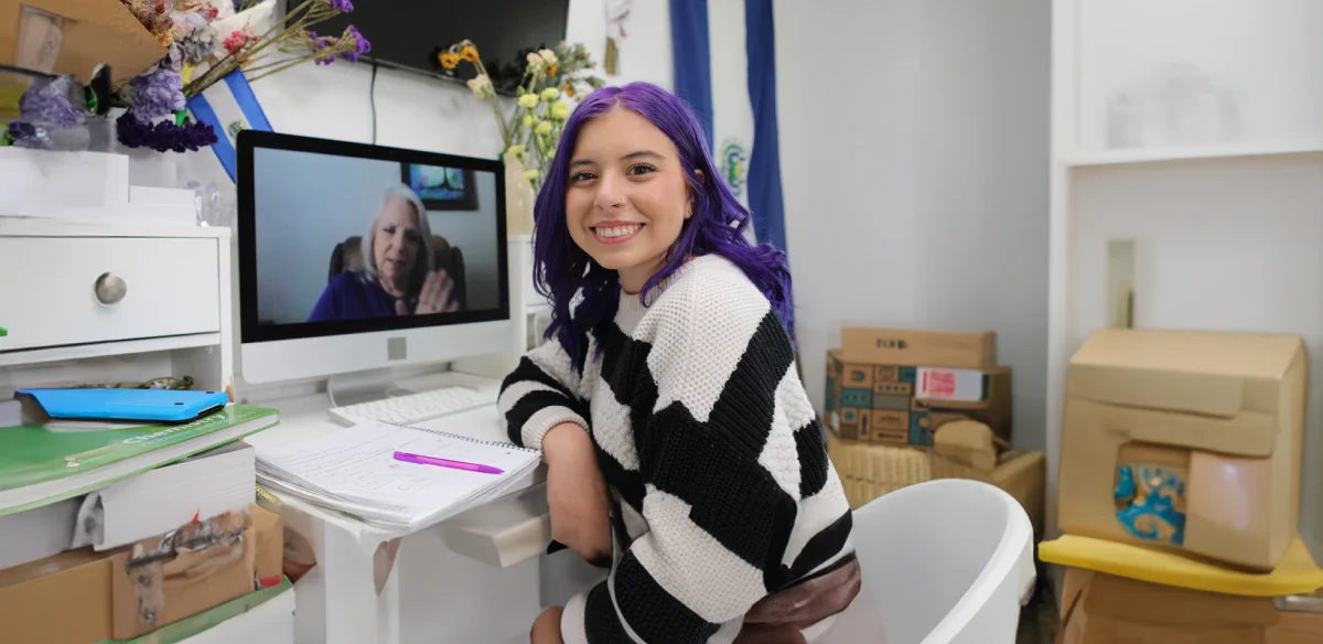 chica en casa sonriendo