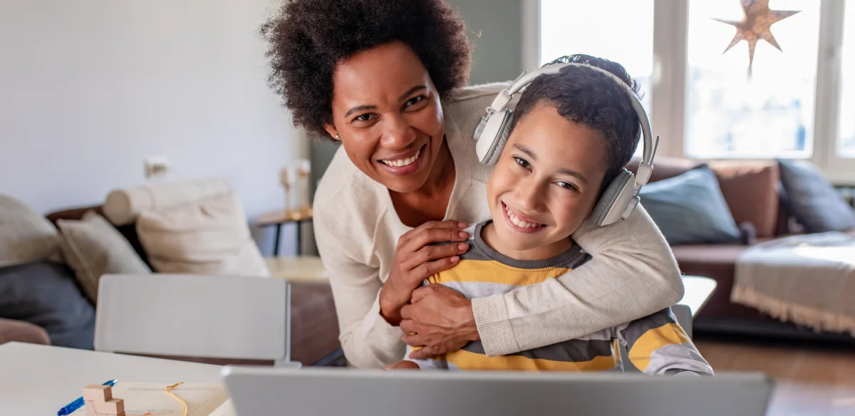 Madre e hijo abrazados y sonrientes