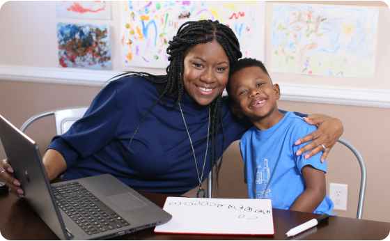 Mamá abrazando a su madre. 